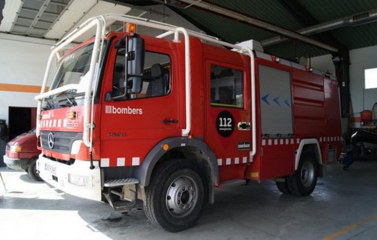 Sis dotacions dels Bombers de la Generalitat s'han mobilitzat per apagar l'incendi.