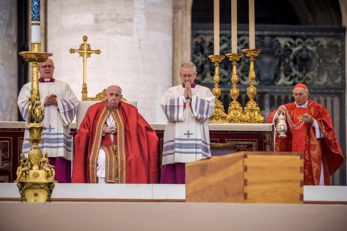 El papa Francesc davant el taüt de Benet XVI.
