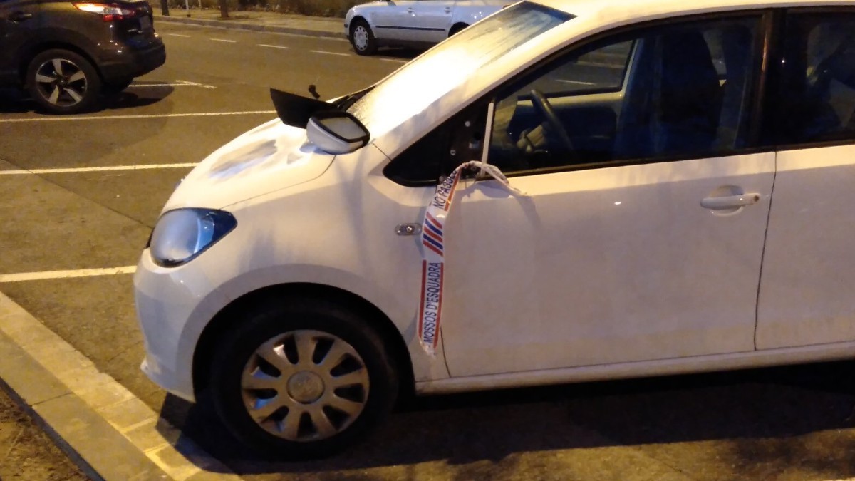 Un dels vehicles danyat aquesta matinada al carrer de Josep Carner