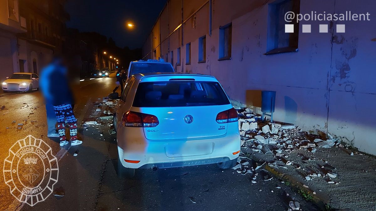 La caiguda de la paret ha afectat tres vehicles estacionats