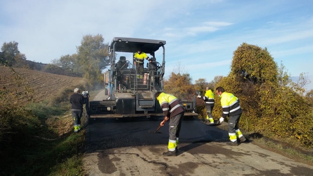 Una màquina treballant en una via del Pallars Jussà