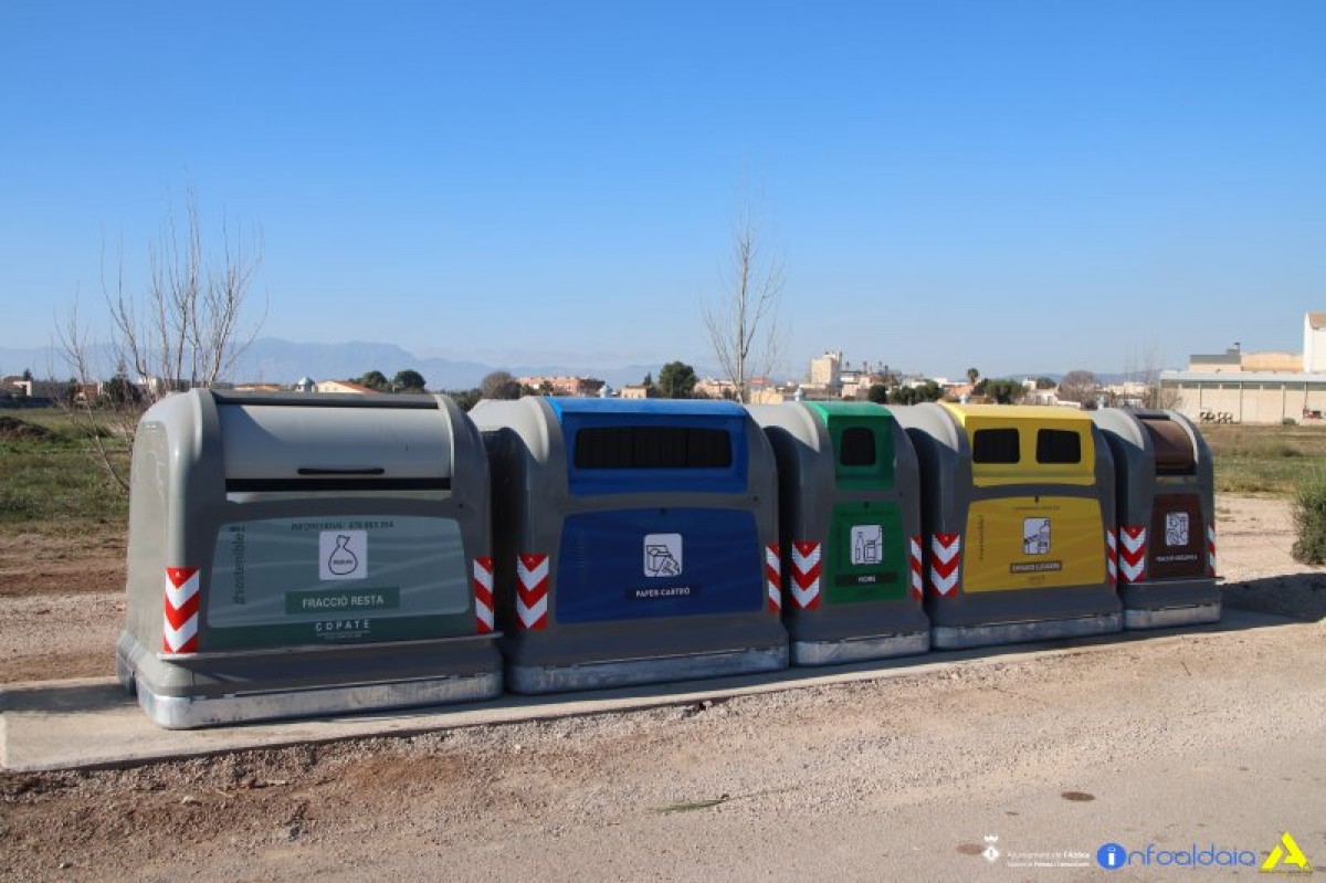 Illa de contenidors per al reciclatge, a L'Aldea 