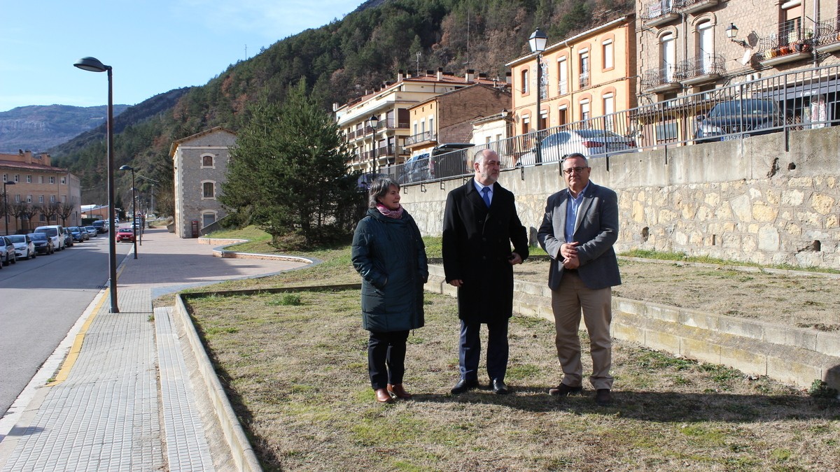 Montse Barniol, Toni Segarra i Josep Lara, al lloc on s'exposarà la locomotora Alstom 705.
