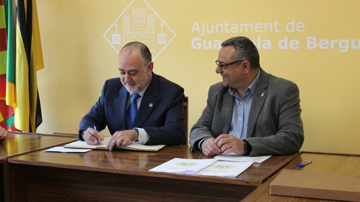 Toni Segarra i Josep Lara, avui a l'Ajuntament de Guardiola.