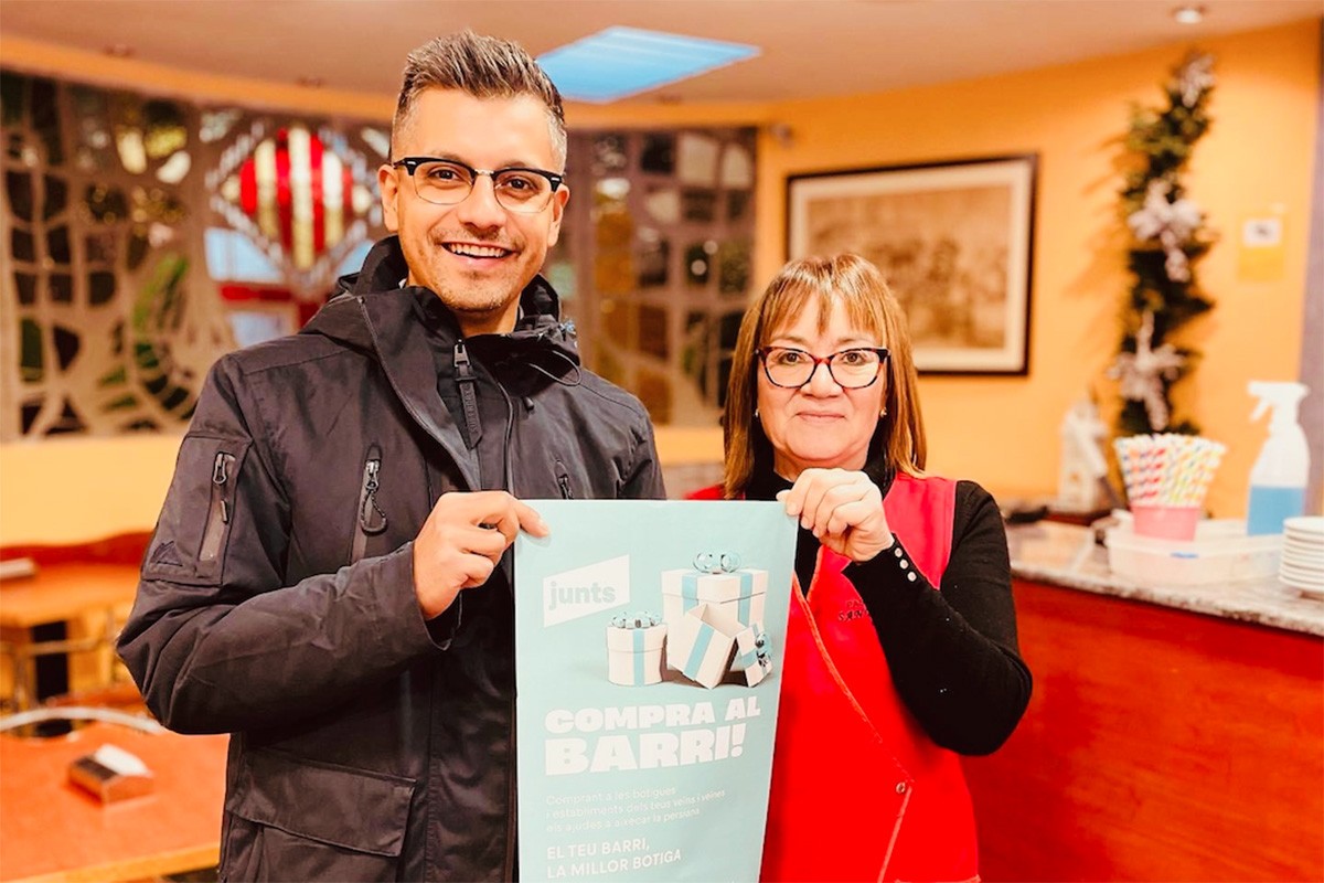 Ivan Vila, amb una comerciant de Rubí, en la campanya «Compra al barri!»