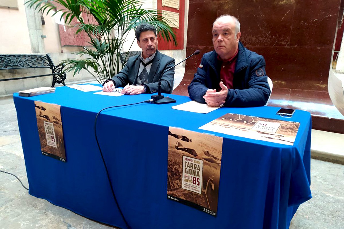 Manel Castaño, regidor de Memòria Democràtica, i Jordi Piqué, comissari del programa, aquest dijous en roda de premsa.