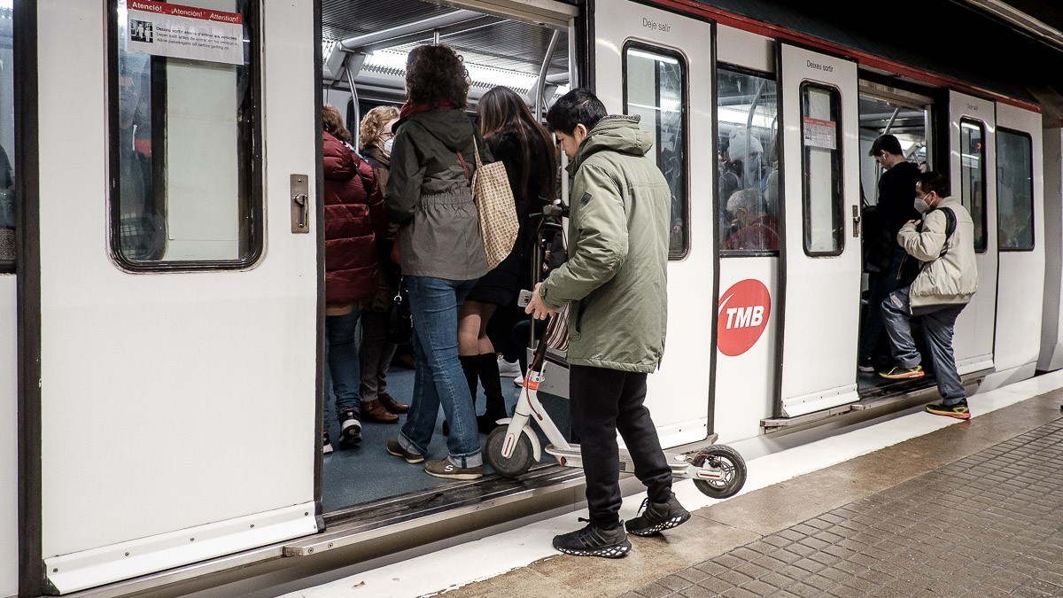 Gent entrant al metro de Barcelona, en una imatge d'arxiu