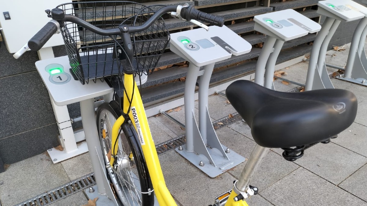 Un model del sistema de bicicleta compartida, a la plaça de la Llibertat