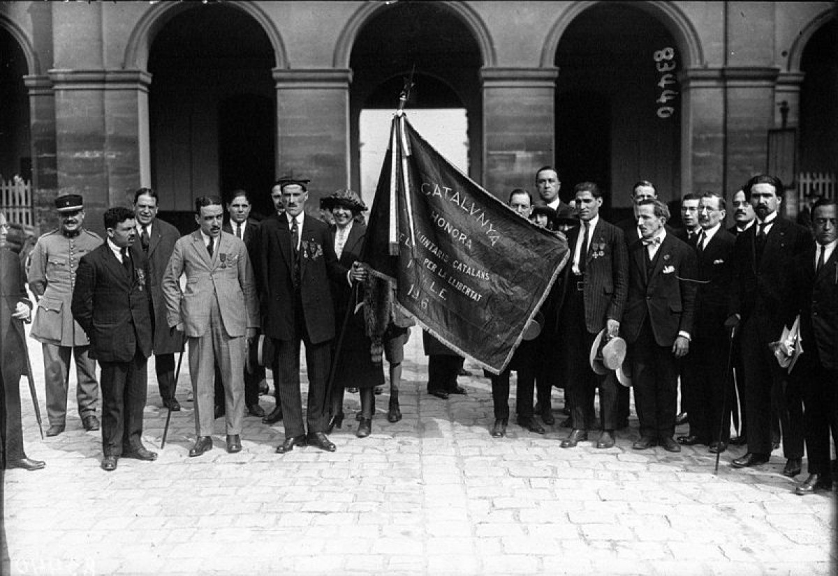 Lliurament d'una bandera dels Voluntaris Catalans al Museu de l'Exèrcit de París després de la Primera Guerra Mundial.