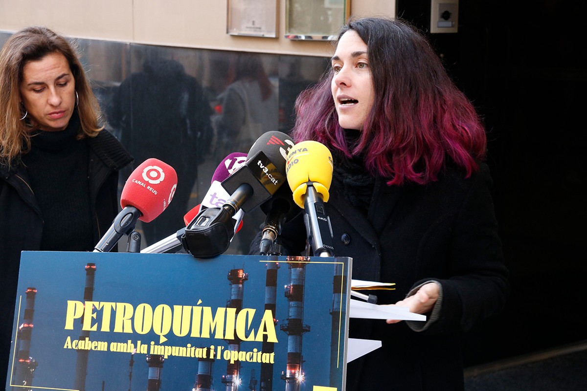 La regidora de Medi Ambient de Tarragona Eva Miguel durant la roda de premsa per valorar els tres anys de l'explosió d'IQOXE.