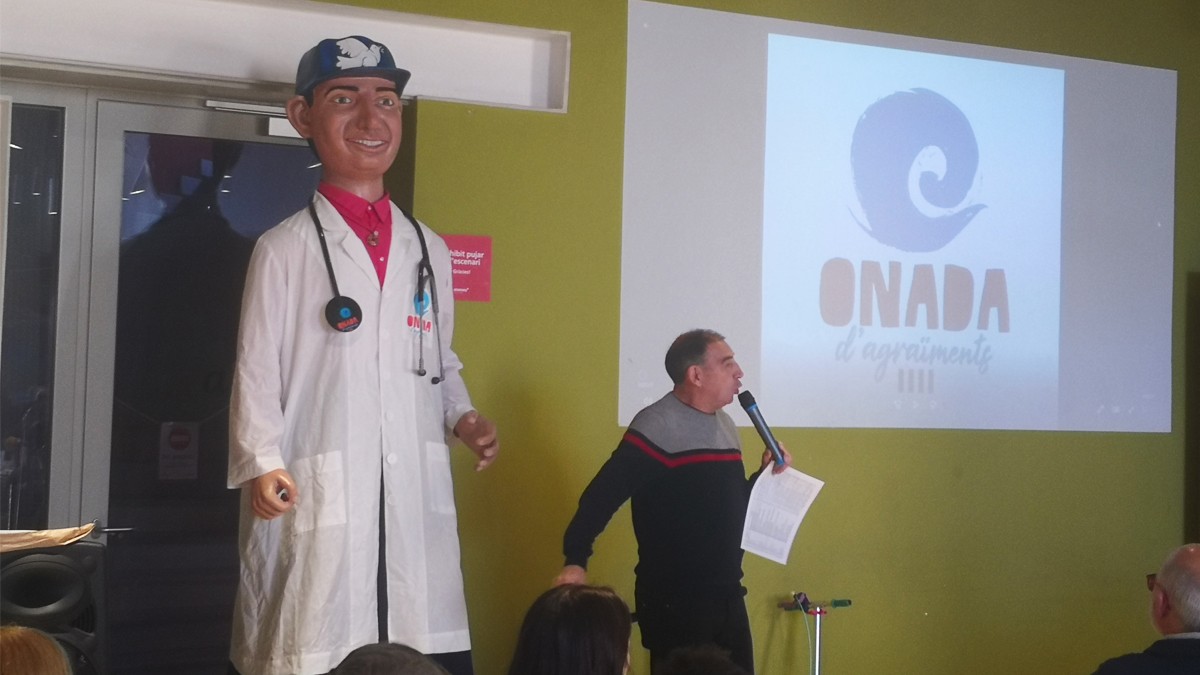 Jordi Deumal amb el gegantó Mau fent el discurs de cloenda del projecte Onada d'agraïments