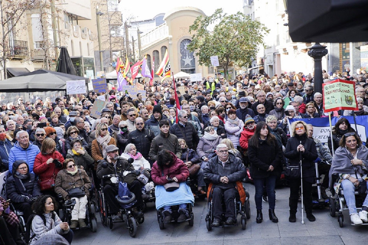 Milers de persones han assistit a la manifestació en defensa de la sanitat pública a Terrassa