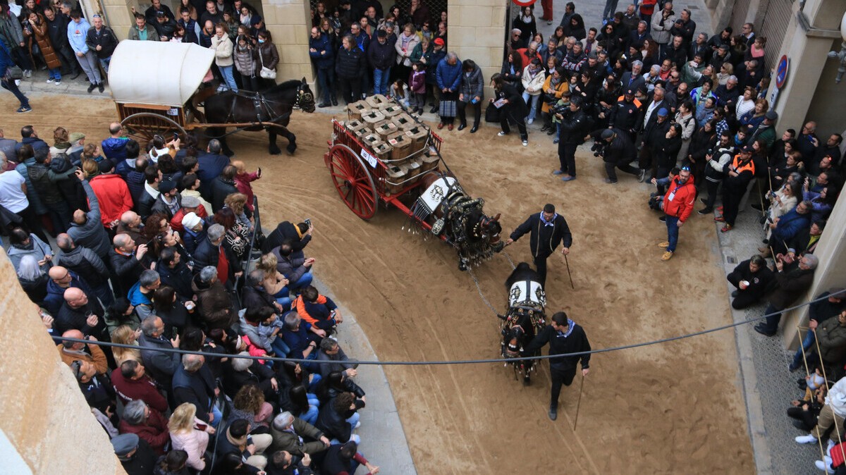 Un carro, al seu pas per la plaça del Blat de Valls durant els Tres Tombs