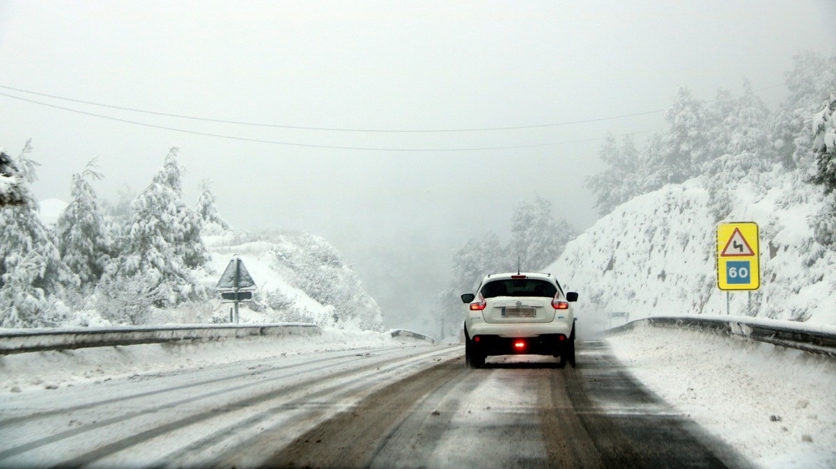 Pla obert d'un vehicle circulant per l'N-420 al Priorat, en direcció al Baix Camp, sota una intensa nevada el 10 de gener del 2021