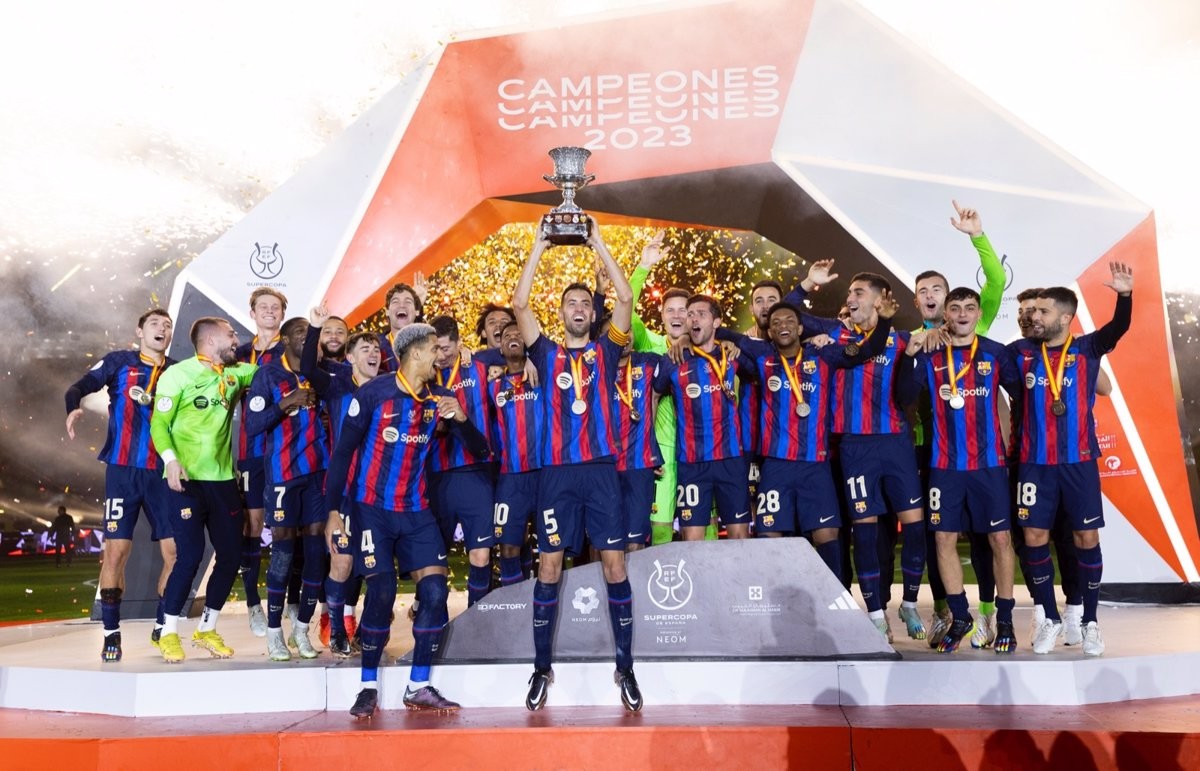 Els jugadors del Barça tornen a fer somiar i aixequen la Supercopa d'Espanya a Riad.