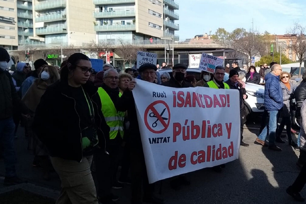 Manifestants de Rubí Sanitat a Terrassa, aquest dissabte