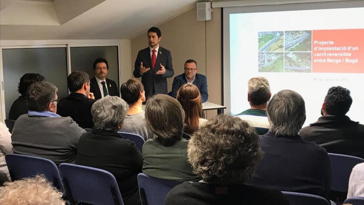 Damià Calvet exposa davant dels alcaldes i alcaldesses del Berguedà el projecte de desdoblament de la C-16, l'any 2019.