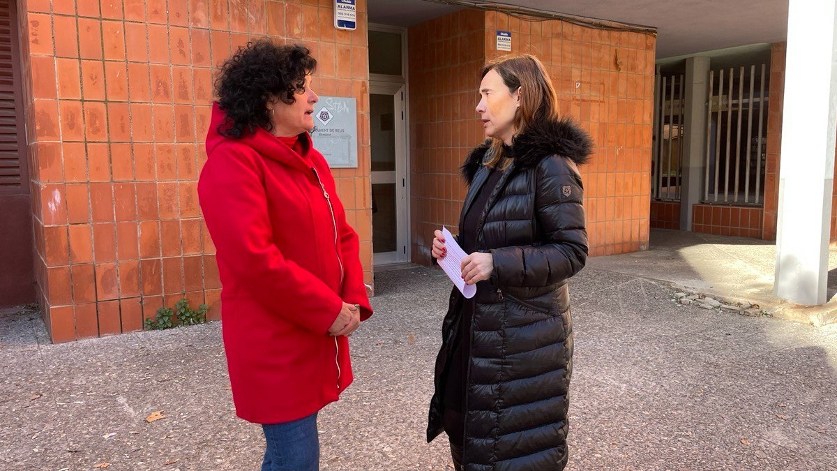Les socialistes Ana Martínez i Sandra Guaita, a l'exterior del dispensari del barri Gaudí, aquest dilluns
