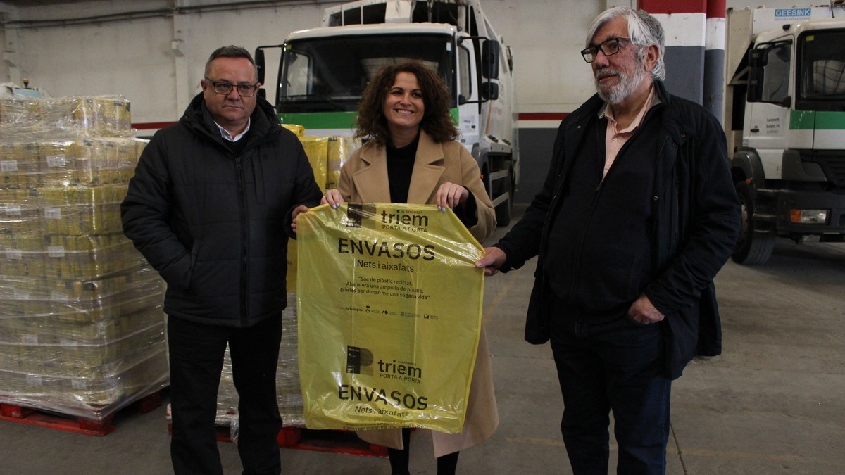 Josep Lara, Marta Freixa i Vicenç Linares, amb una de les noves bosses de la recollida d'envasos.