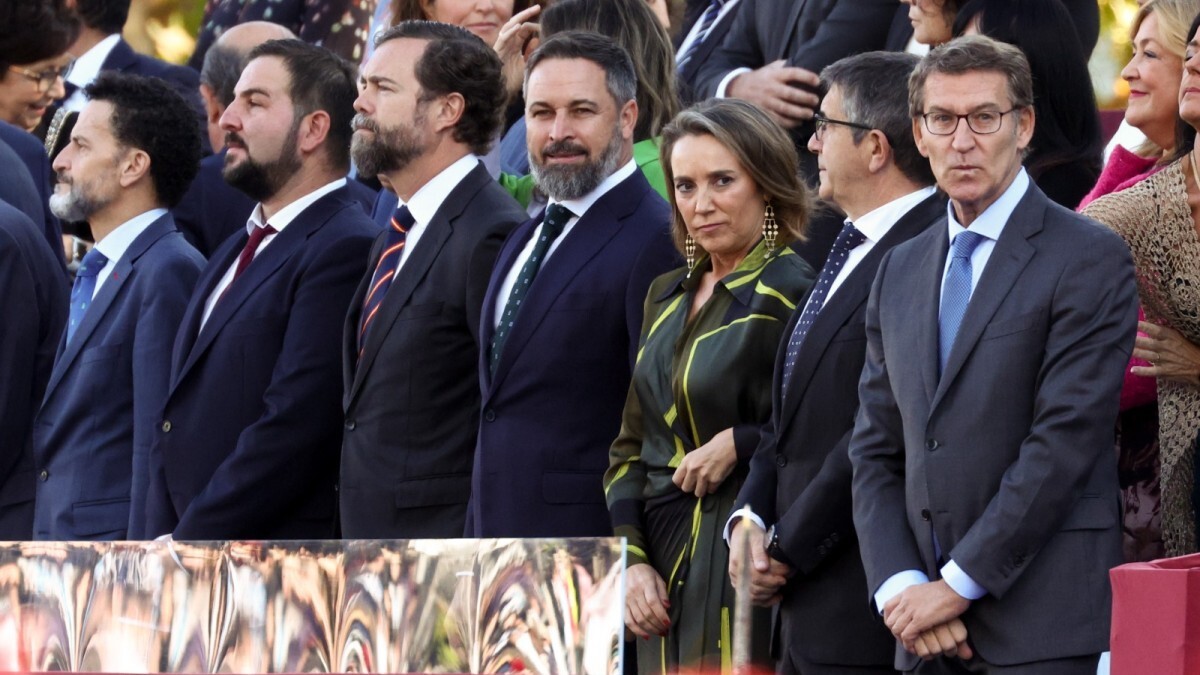 Feijóo i Abascal, junt amb Cuca Gamarra i membres del govern en un acte públic.