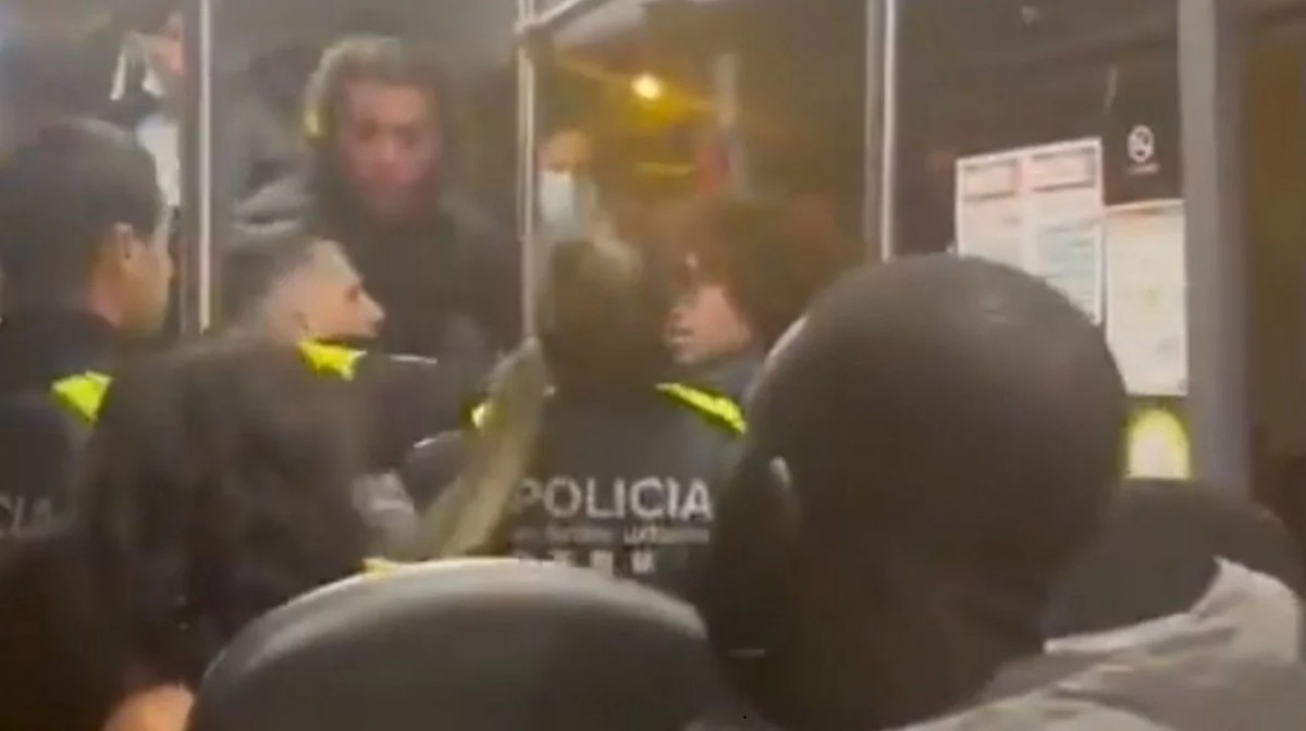 Captura del vídeo en què es mostra l'actuació policial contra un noi que grava en un bus
