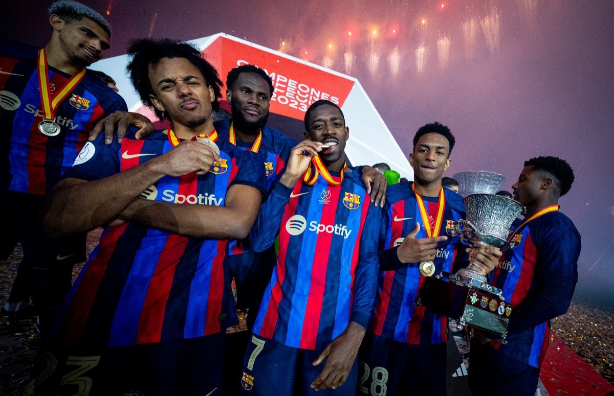 Els jugadors del Barça celebrant la Supercopa d'Espanya