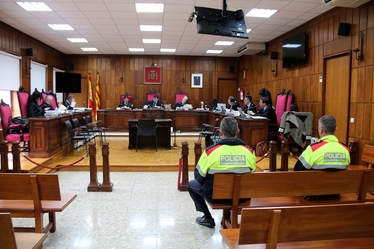 Els magistrats, advocats de la defensa i de l'acusació particular i els dos acusats d'esquena a l'inici del judici que se celebra a la secció 4a de l'Audiència de Tarragona per diversos delictes, com el d'agressió i abús sexuals a una menor.