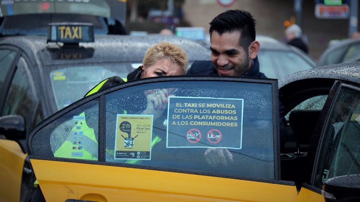 Taxistes mostrant un cartell contra les plataformes internacionals