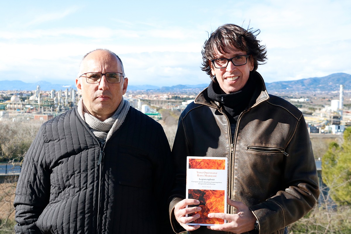 Toni Orensanz i Rafa Marrasé, autors del llibre La gran explosió sobre l'accident d'IQOXE i la història de la petroquímica.