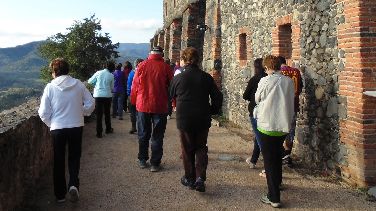 Un grup de turistes visitant el castell d'Hostalric