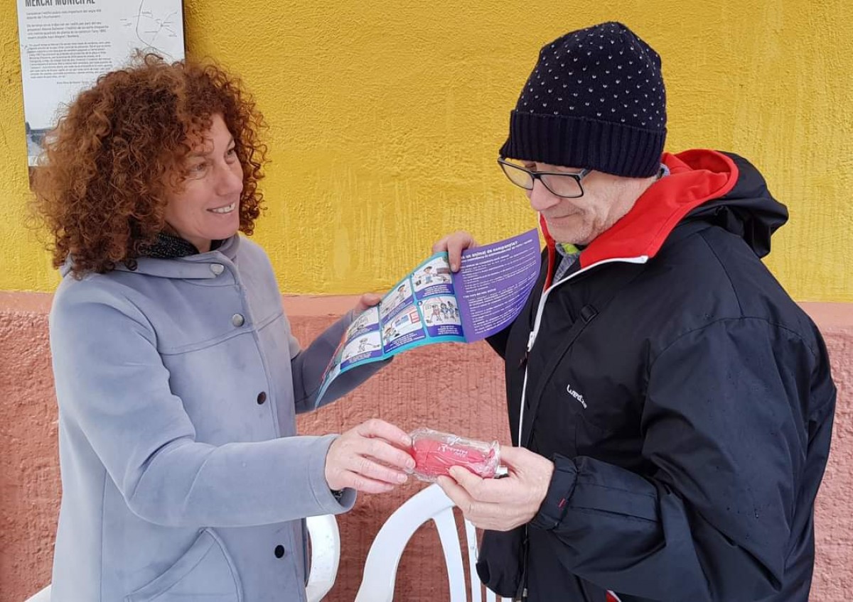 La regidora de gestió ambiental Sònia Andrade lliura un kit i un tríptic informatiu sobre la campanya a un ciutadà de Roquetes 
