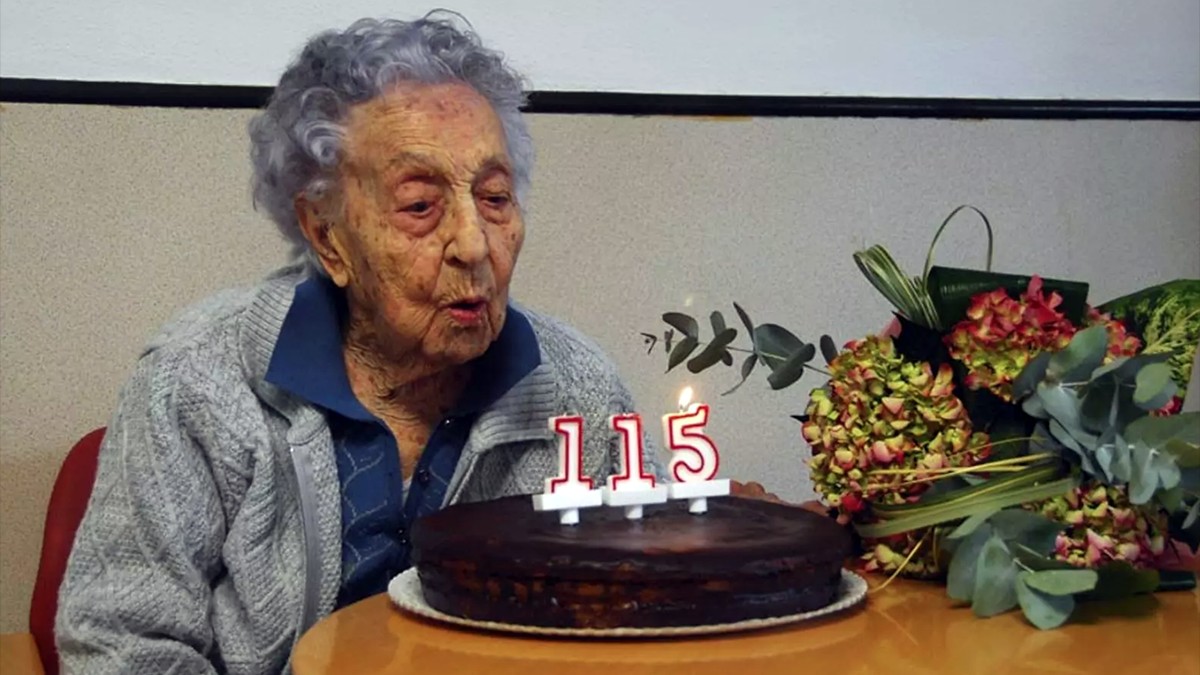 Maria Branyas bufant les espelmes dels seus 115 anys 