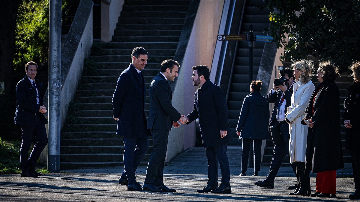 Aragonès saluda Macron sota la mirada de Sánchez.