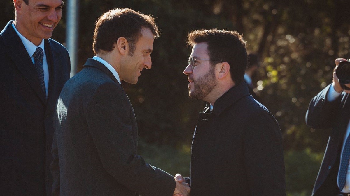 Aragonès saluda Macron sota la mirada de Sánchez.