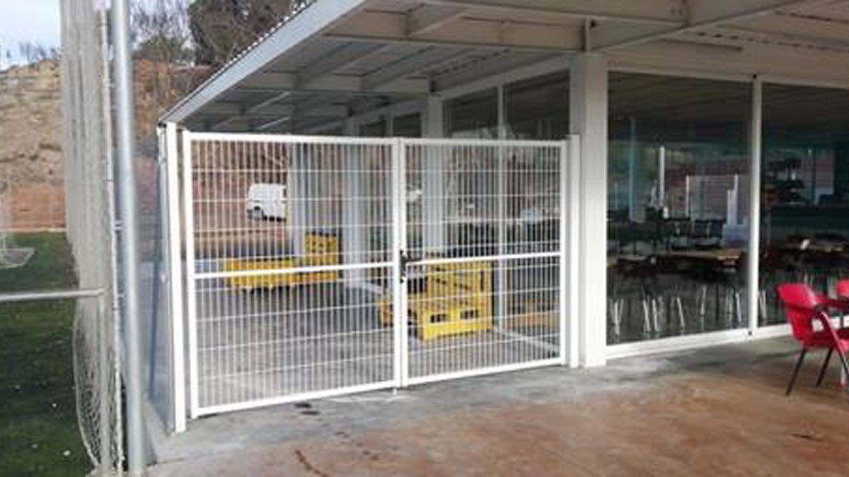Nou espai exterior del bar del camp de futbol de Sant Fruitós