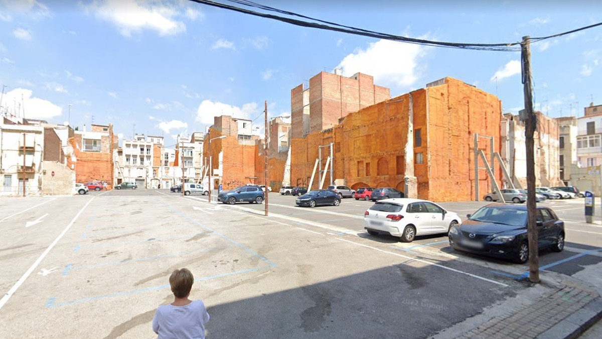 Una veïna observa la zona blava del carrer de Sant Benet, on s'hi farà l'actuació urbanística