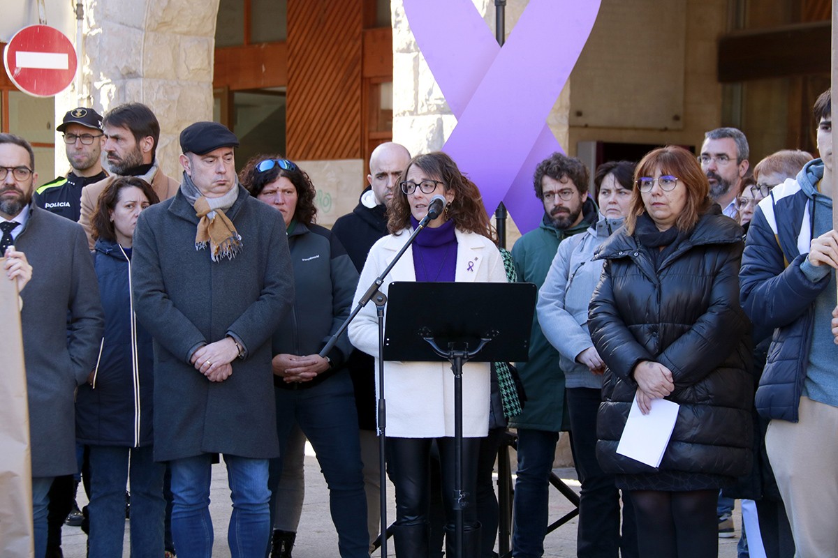 La consellera d'Igualtat i Feminismes, Tània Verge, a la concentració de rebuig al crim masclista d'una veïna de Balaguer, el primer del 2023 a Catalunya.