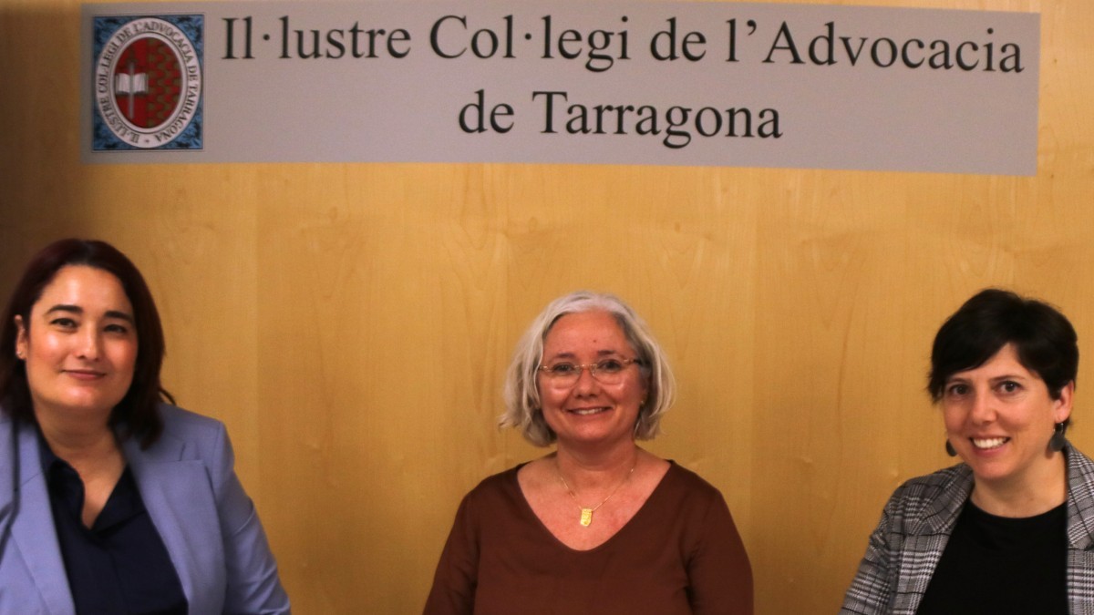 La degana de l'ICAT, Estela Martín; la presidenta de la Comissió de Mediació de l'ICAT, Maria José Bertomeu; i Maria Teresa Prats, dels Serveis territorials de Justícia de Tarragona, en la presentació del balanç dels serveis de mediació a la demarcació 