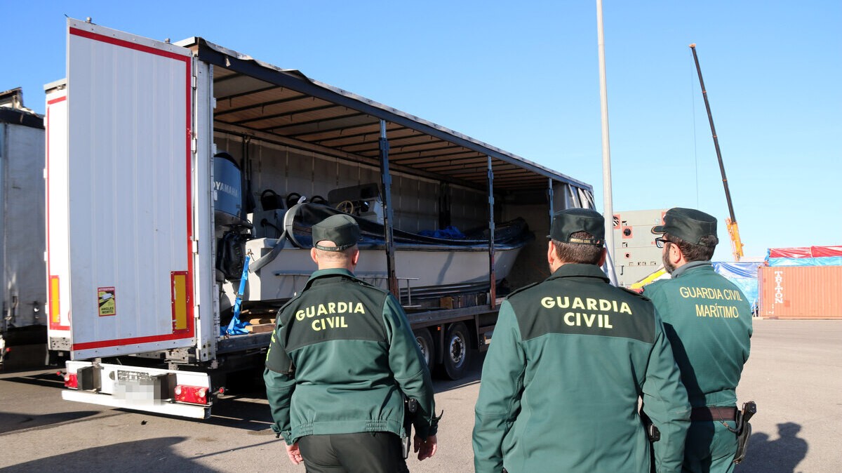 Agents de la Guàrdia Civil davant d'una de les narcollanxes intervingudes a la costa tarragonina i ebrenca, que estan sota la seva custòdia al port de Tarragona