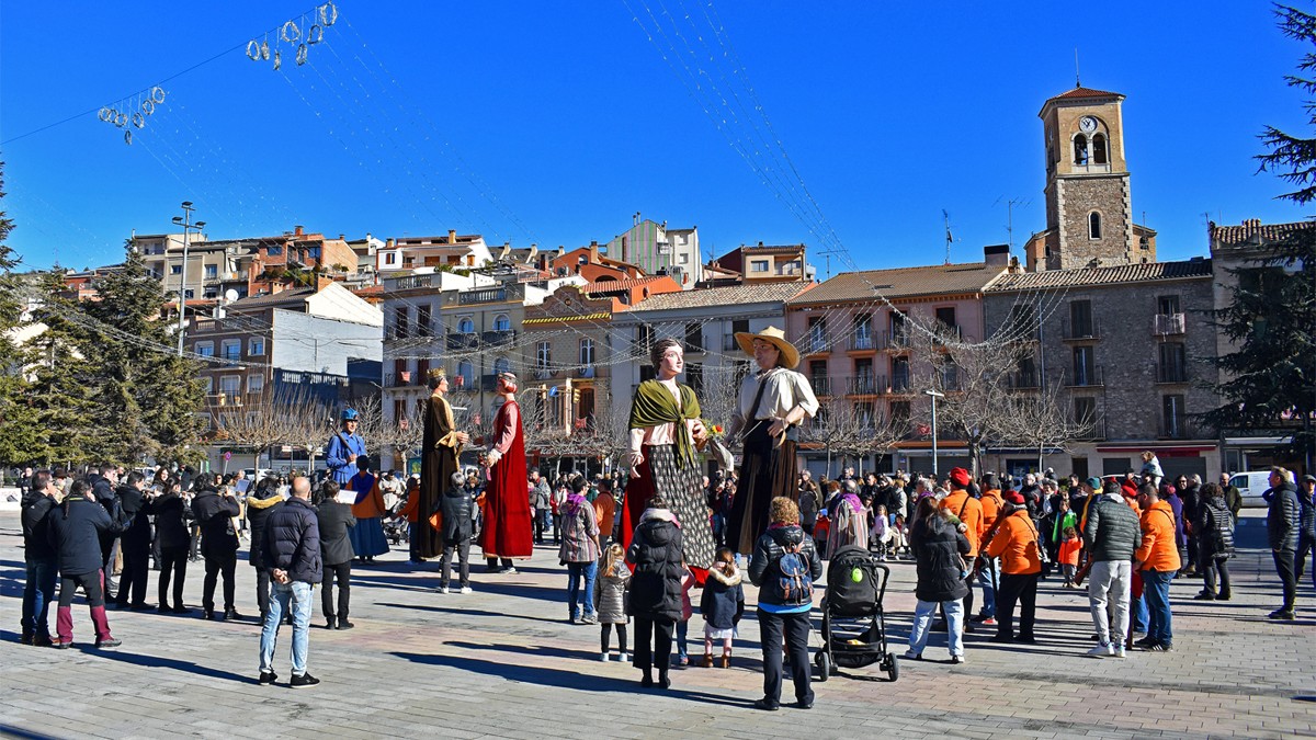 Ballada de gegants a la plaça de Sant Joan, al final de la cercavila de la Festa de Sant Sebastià