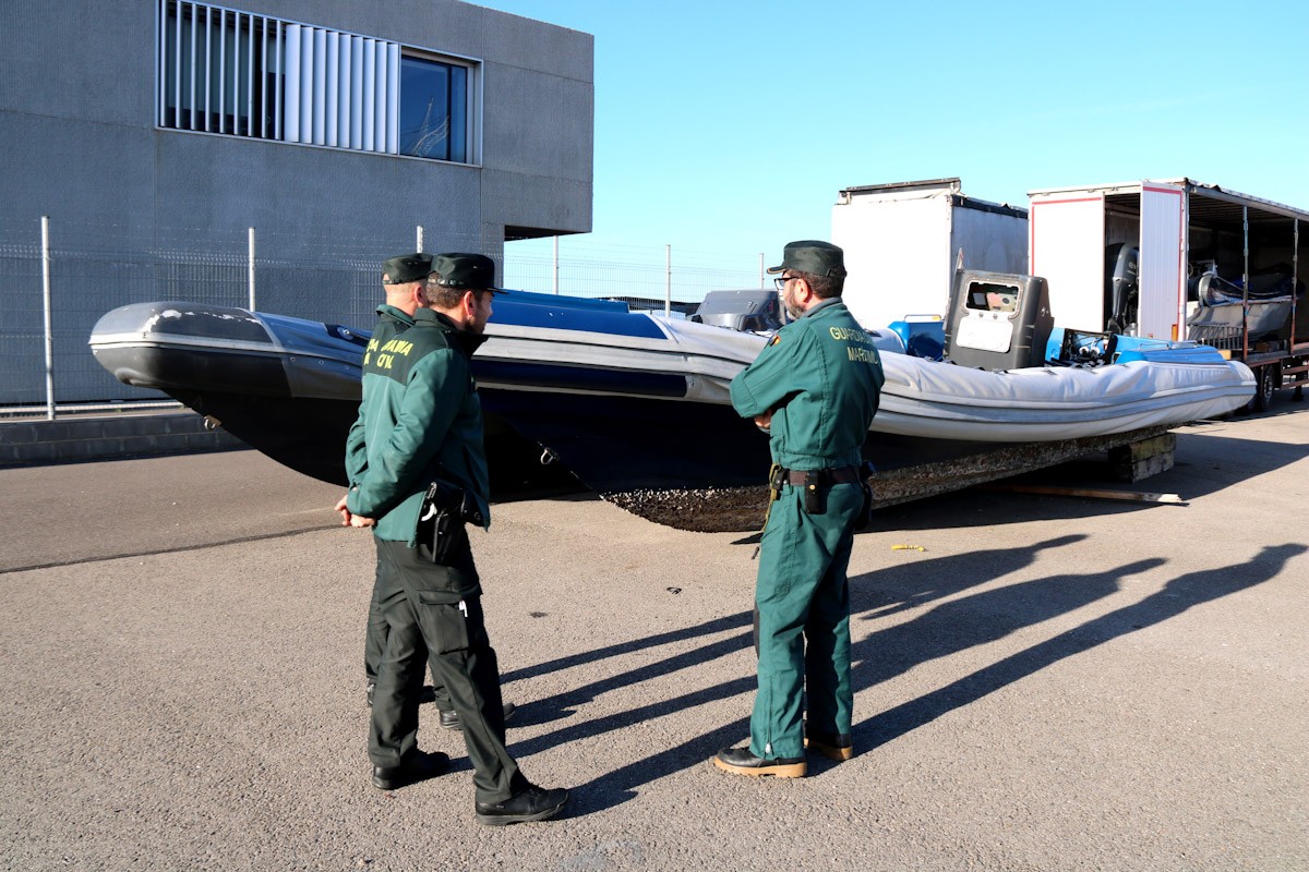 Agents de la Guàrdia Civil davant de les narcollanxes intervingudes a la costa tarragonina i ebrenca, que estan sota la seua custòdia al port de Tarragona  