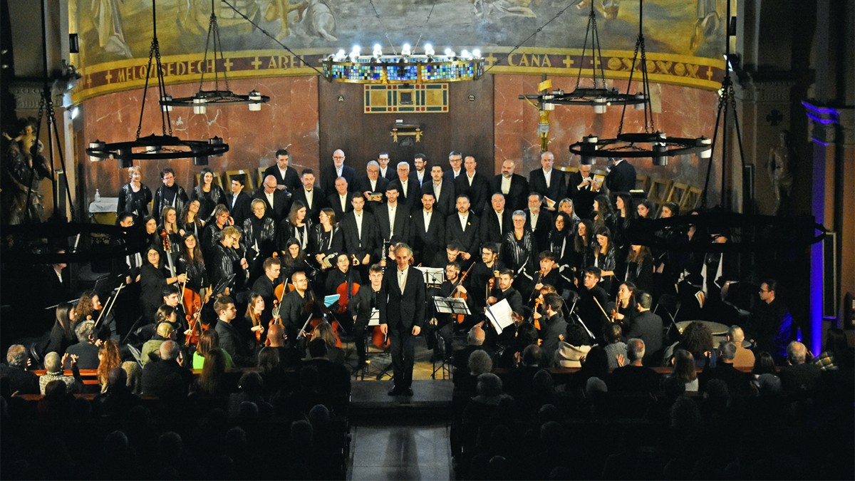 La Polifònica de Puig-reig i Camerata Bacasis agraeixen els aplaudiments del públic al final del concert d'El Messies