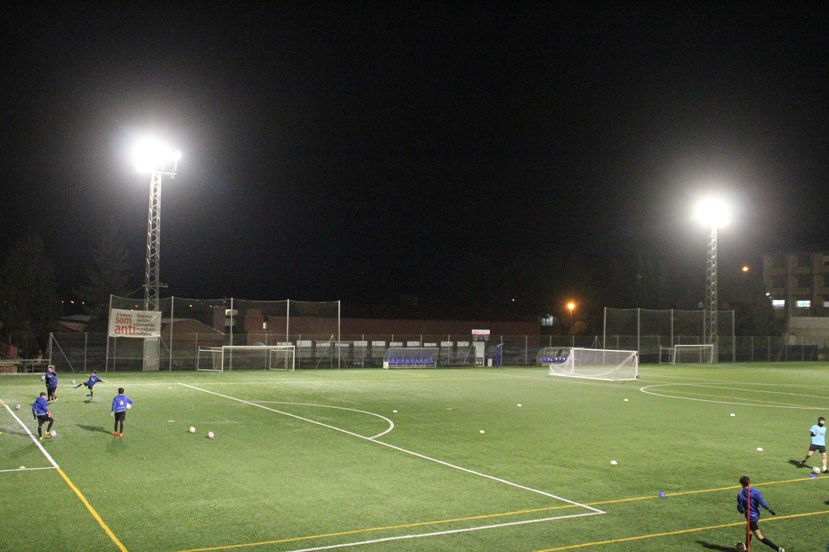 El camp municipal de futbol de Solsona, il·luminat amb tecnologia led, durant uns entrenaments entre setmana
