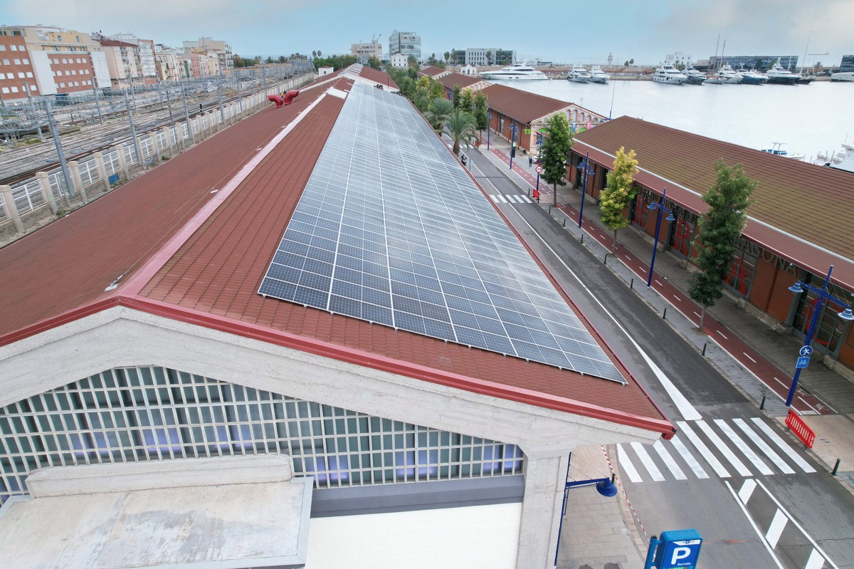 Plaques solars en edificis del Port de Tarragona.