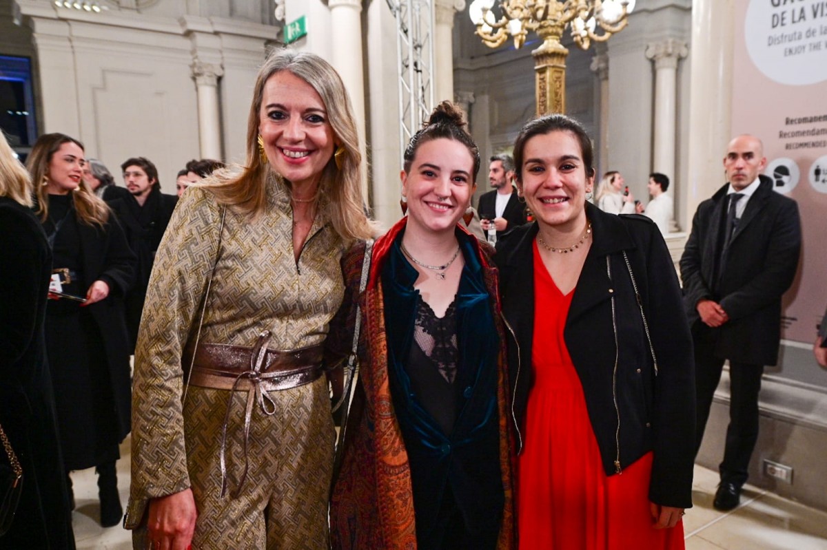 Júlia de Paz, amb l'alcaldessa Mireia Ingla i la tinenta de Cultura Esther Madrona