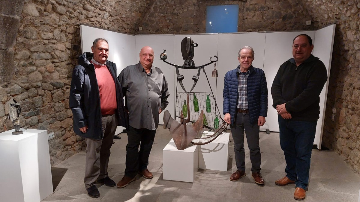 D'esquerra a dreta: Jordi Garcia, Rufi Mulero, Josep Quitet i Pere Garriga amb l'escultura Vida