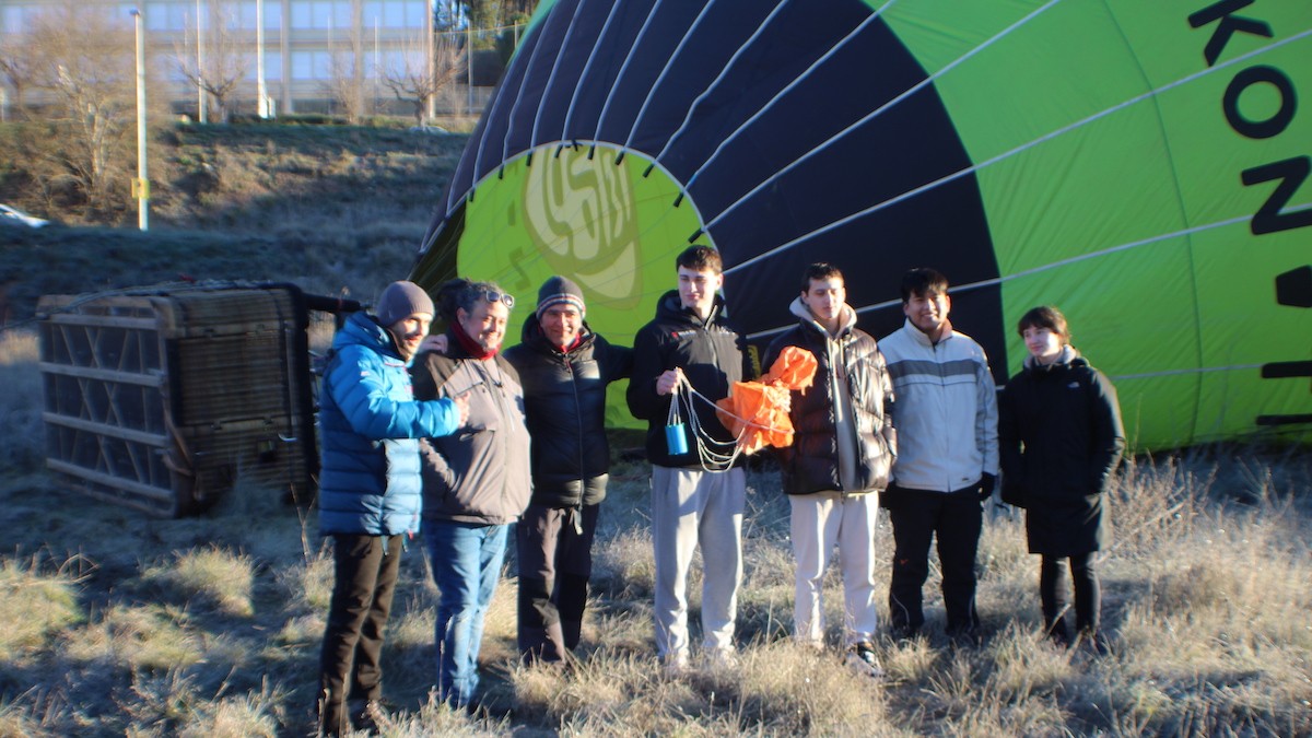 Els membres de l'equip s'han enlairat amb un globus aerostàtic per provar el prototip