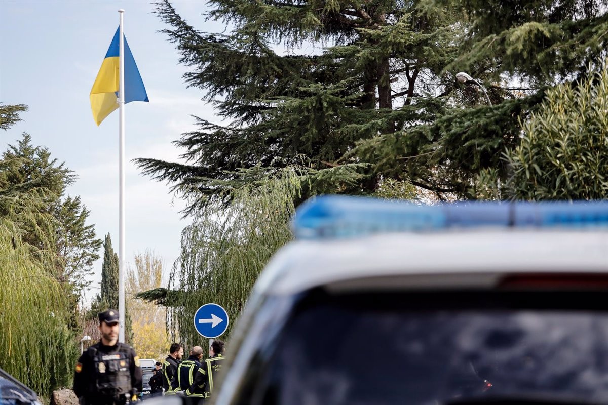 Agents de la policia espanyola acordonen l'ambaixada d'Ucraïna a Madrid després de rebre una carta bomba