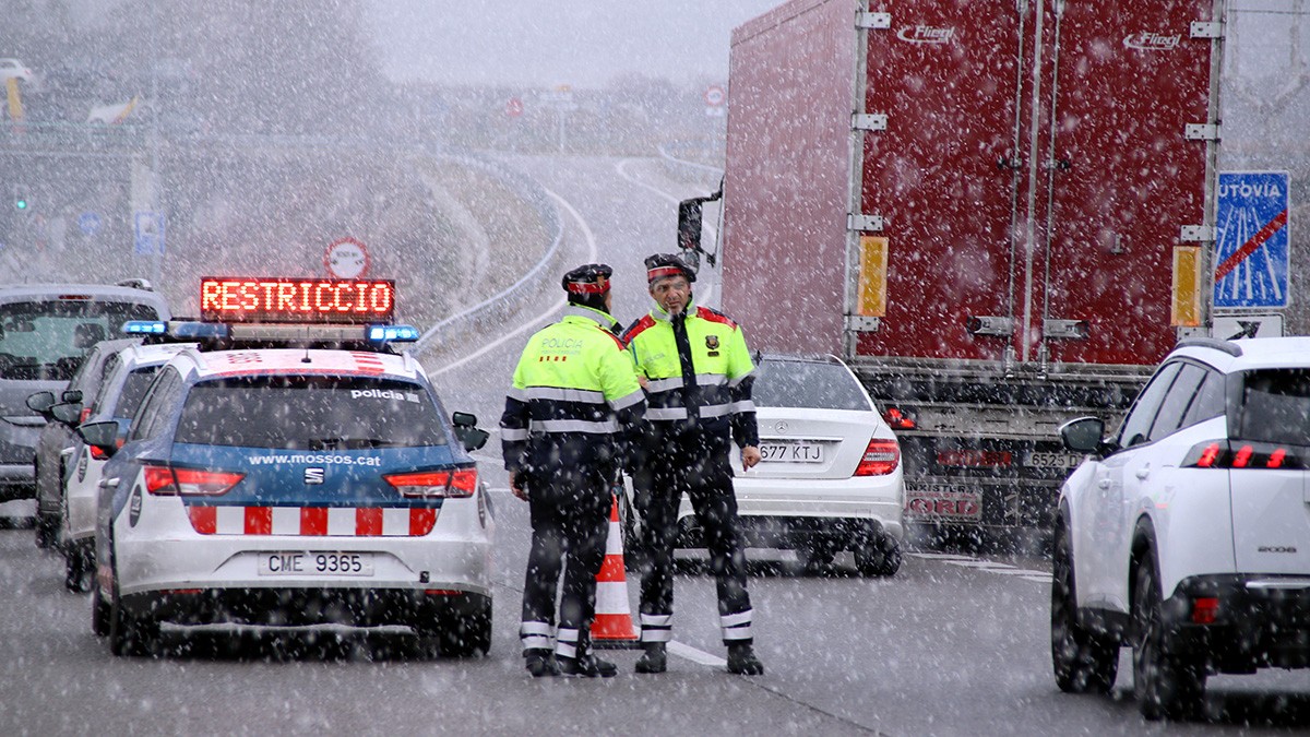 Al llarg del matí, els mossos han prohibit el pas de camions per la C-25 direcció Girona.
