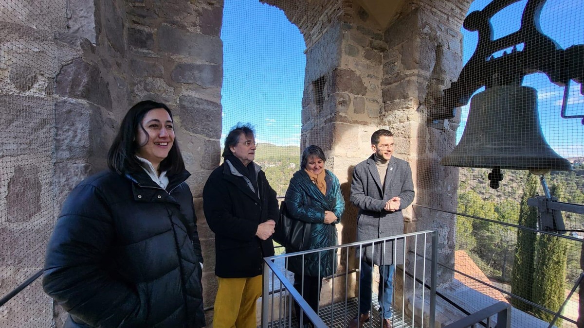 Representants institucionals al campanar de l'església de Sant Vicenç de Fals
